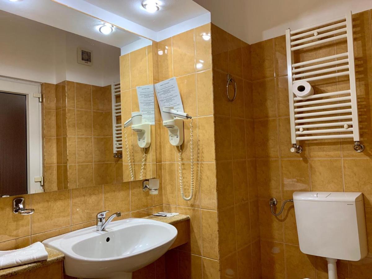 Hotel Victoria Cluj-Napoca Exteriör bild